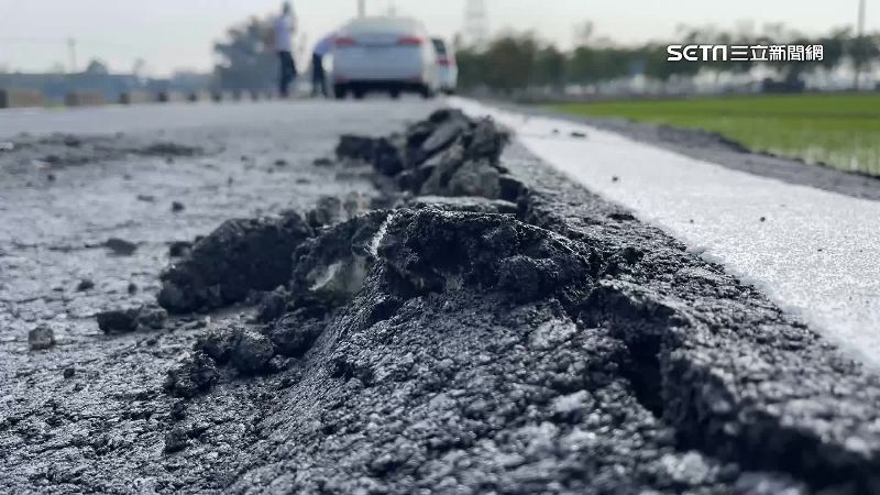 馬路才剛鋪設好　路邊驚見凹陷還破洞