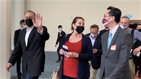 蓬佩奧結束訪問行程  搭機離台（1）前美國國務卿蓬佩奧（Mike Pompeo）（前左）結束訪台行程，5日下午從桃園國際機場搭機離台，臨行前親切揮手向現場人士道別。中央社記者葉臻攝  111年3月5日