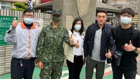 里長陳月花兩個兒子同時接獲教召令。（圖／桃園區保安里里長陳月花提供）