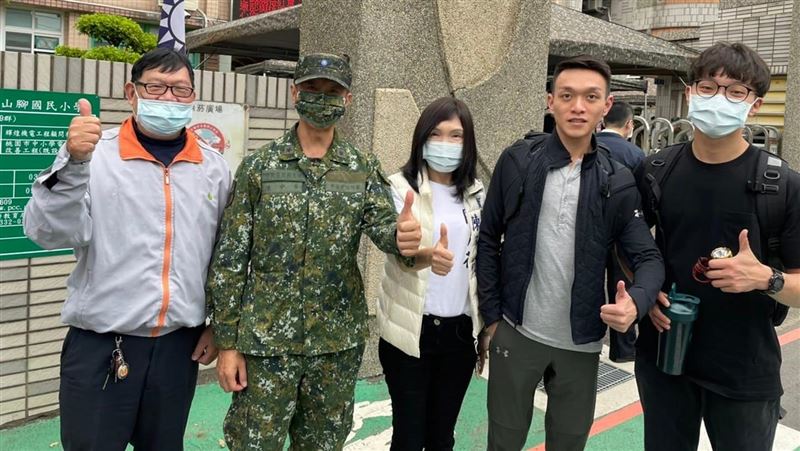 兄弟檔同入教召！媽霸氣喊：這是責任