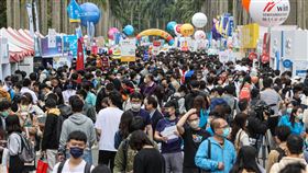 台大校園徵才博覽會登場（1）台灣大學5日舉辦校園徵才博覽會，共有312家企業參與，總計開出約2.5萬個職缺。中央社記者鄭清元攝  111年3月5日