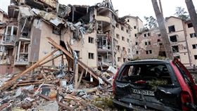 首都基輔郊區伊爾平（Irpin）住宅樓遭砲轟。▲（圖／路透社／達志影像）