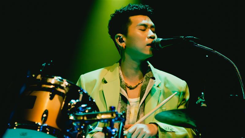 男星唱一半金曲才女衝上台　歌迷暴動