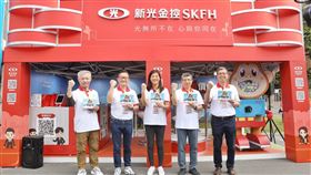 新光金控總經理吳欣儒（中）率子公司總經理在台大校園博覽會招募4,000名新血加入新光金控。（左起新光投信總經理陳文雄、新光銀行總經理謝長融、新光金控總經理吳欣儒、新光人壽總經理黃敏義、元富證券總經理張清發）（圖／新光金提供）