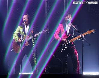 動力火車「都是因為愛」台北演唱會台北小巨蛋登場。（記者邱榮吉/攝影）