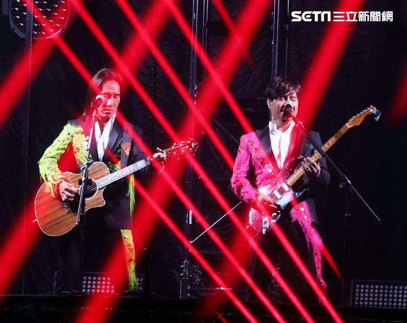 動力火車「都是因為愛」台北演唱會台北小巨蛋登場。（記者邱榮吉/攝影）