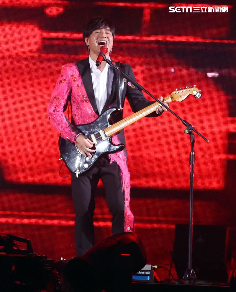 動力火車「都是因為愛」台北演唱會台北小巨蛋登場。（記者邱榮吉/攝影）