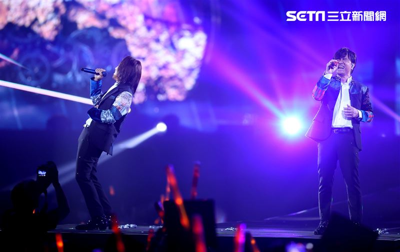 動力火車「都是因為愛」台北演唱會台北小巨蛋登場。（記者邱榮吉/攝影）