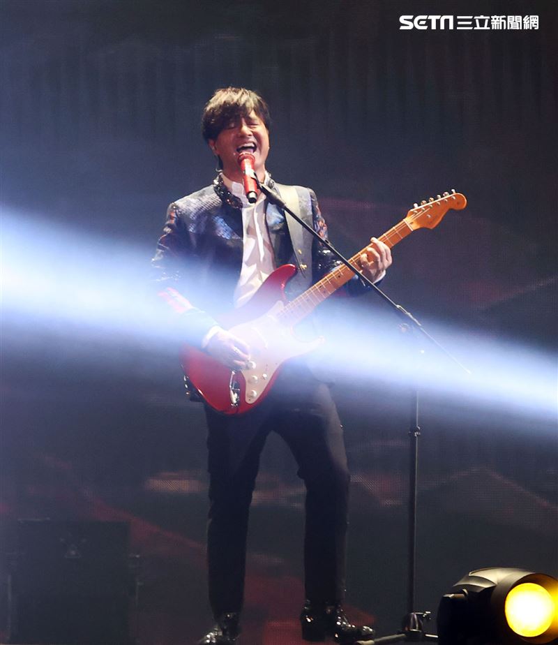 動力火車「都是因為愛」台北演唱會台北小巨蛋登場。（記者邱榮吉/攝影）