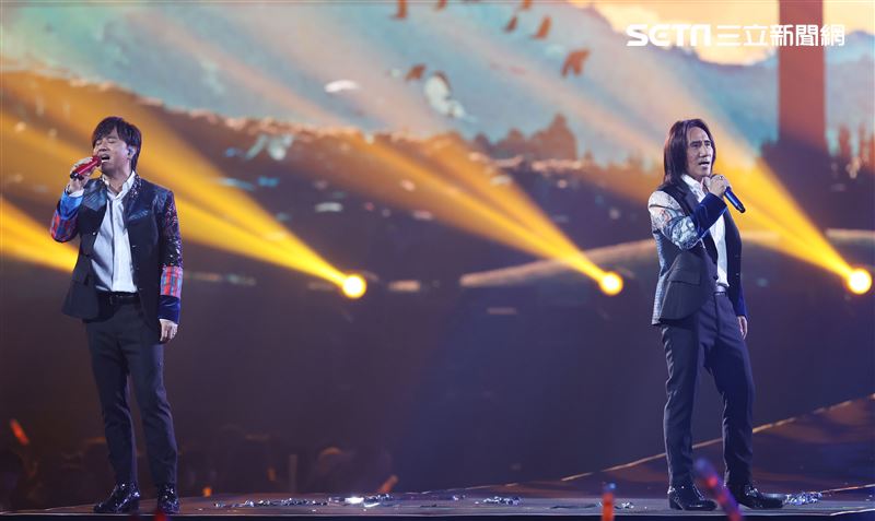 動力火車「都是因為愛」台北演唱會台北小巨蛋登場。（記者邱榮吉/攝影）