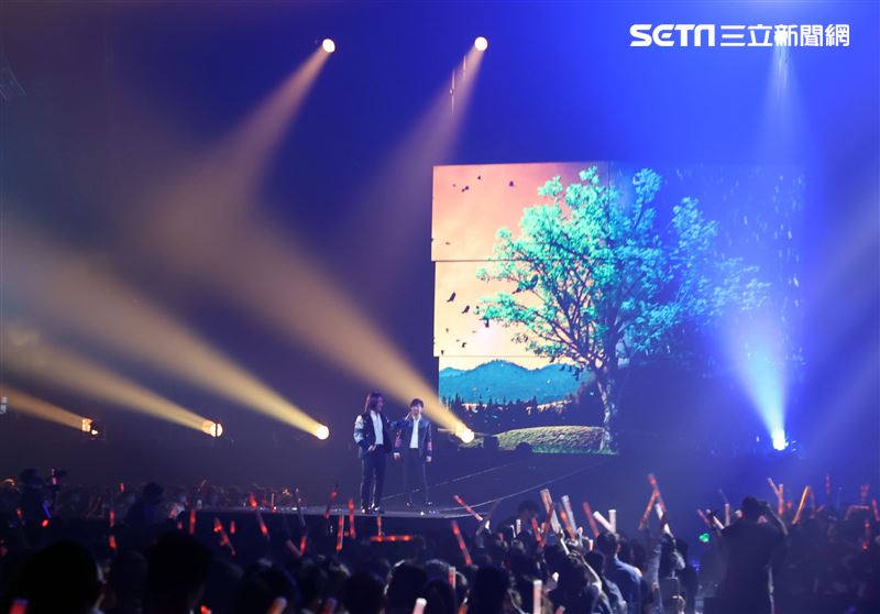 動力火車「都是因為愛」台北演唱會台北小巨蛋登場。（記者邱榮吉/攝影）