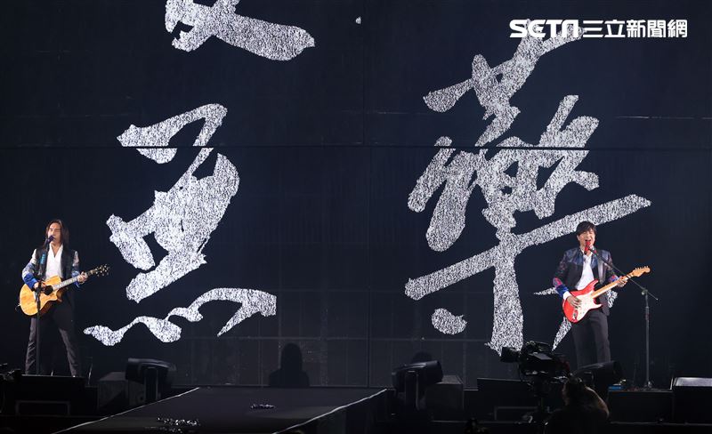 動力火車「都是因為愛」台北演唱會台北小巨蛋登場。（記者邱榮吉/攝影）
