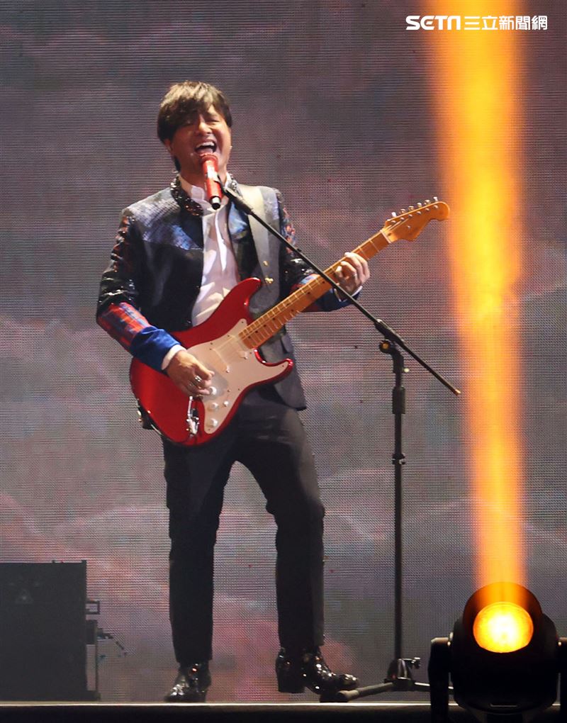 動力火車「都是因為愛」台北演唱會台北小巨蛋登場。（記者邱榮吉/攝影）