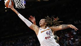 WNBA球星格里娜（Brittney Griner）在俄羅斯涉嫌走私毒品遭逮。（圖／美聯社／達志影像）