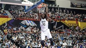 ▲鋼鐵人洋將班尼特（Anthony Bennett）初登場上演暴扣。（圖／高雄鋼鐵人球團提供）