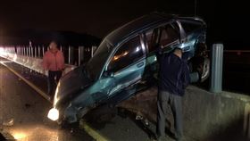 國道3南下苗栗后里路段，4車連環追撞，1死3傷，二手車，引擎溫度升高切換車道遭後方追撞 (圖／翻攝畫面)