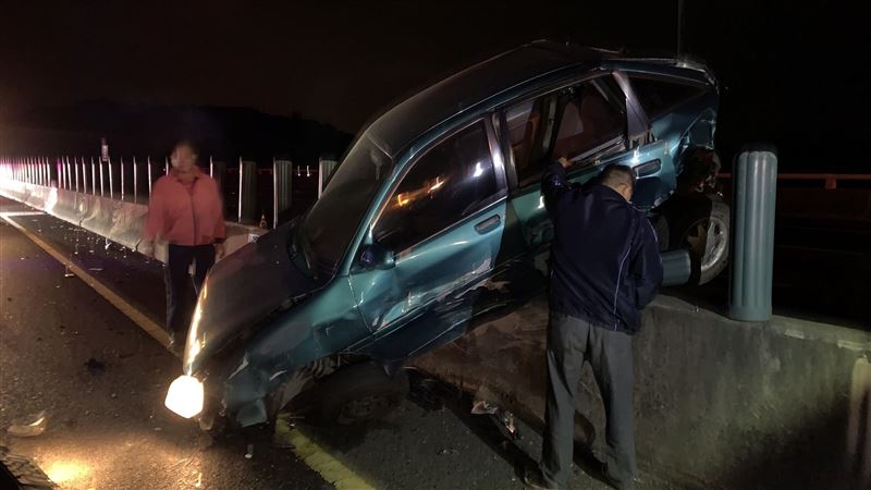 國三4車連撞　駕駛為撿手機遭撞喪命