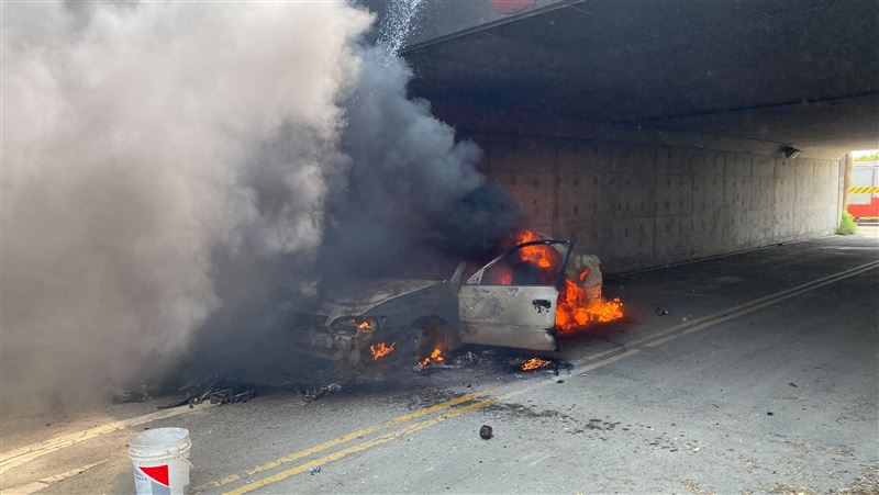 新／台南轎車突陷火海　駕駛嚇壞急逃