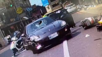 跑車過彎撞對向機車　騎士重傷駕駛逃
