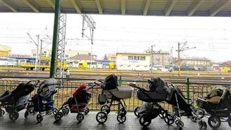 波蘭車站現大量娃娃車！用途萬人看哭