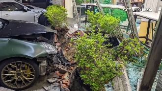 疑閃燈路口未減速　2車對撞衝進超商