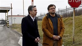 ▲布林肯和庫列巴在波烏邊界會面。（圖／美聯社／達志影像）

