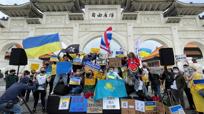 感人！跨國民眾聚集自由廣場挺烏克蘭