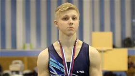 俄羅斯20歲選手庫利亞克（Ivan Kuliak），雙槓項目銅牌，上台領獎時胸口貼Z字支持戰爭，引起公憤 (圖／翻攝自英文維基百科)