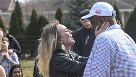 ▲新婚的瑪麗亞將回祖國烏克蘭協助同胞對抗俄羅斯，留丈夫一人在美國芝加哥。（圖／美聯社／達志影像）