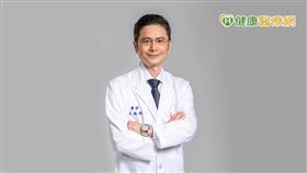 醫師說明，慢性鼻竇炎通常先以內科治療為主，當藥物治療6至12星期無效，或是出現眼凸、腦底膿瘍、眼窩蜂窩性組織炎等急性併發症，才會建議手術。