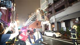 台中大樓火警  入夜持續搜救（2）台中市中區一處大樓住宅6日發生火警，消防人員前往搶救，初步送醫7人、其中1人死亡，晚間又發現1具焦屍、4人無生命跡象。（民眾提供）中央社記者蘇木春傳真  111年3月6日