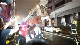 台中大樓火警  入夜持續搜救（2）台中市中區一處大樓住宅6日發生火警，消防人員前往搶救，初步送醫7人、其中1人死亡，晚間又發現1具焦屍、4人無生命跡象。（民眾提供）中央社記者蘇木春傳真  111年3月6日