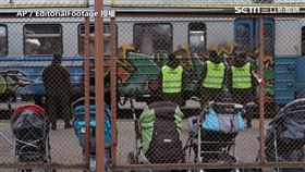 波蘭車站冒「大量娃娃車」 （圖／AP授權）