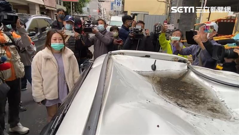 火場男子墜落摔車頂獲救　女車主苦笑