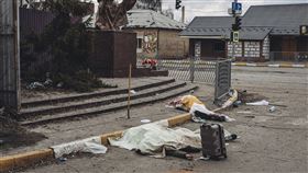 烏克蘭的伊爾平市遭到砲擊，造成不少平民傷亡。（圖／美聯社／達志影像）