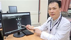 劉文治醫師表示，水份流失快而補充的又少，易造成血鈣過高，而誘發腎衰竭。（圖／台北醫院提供）