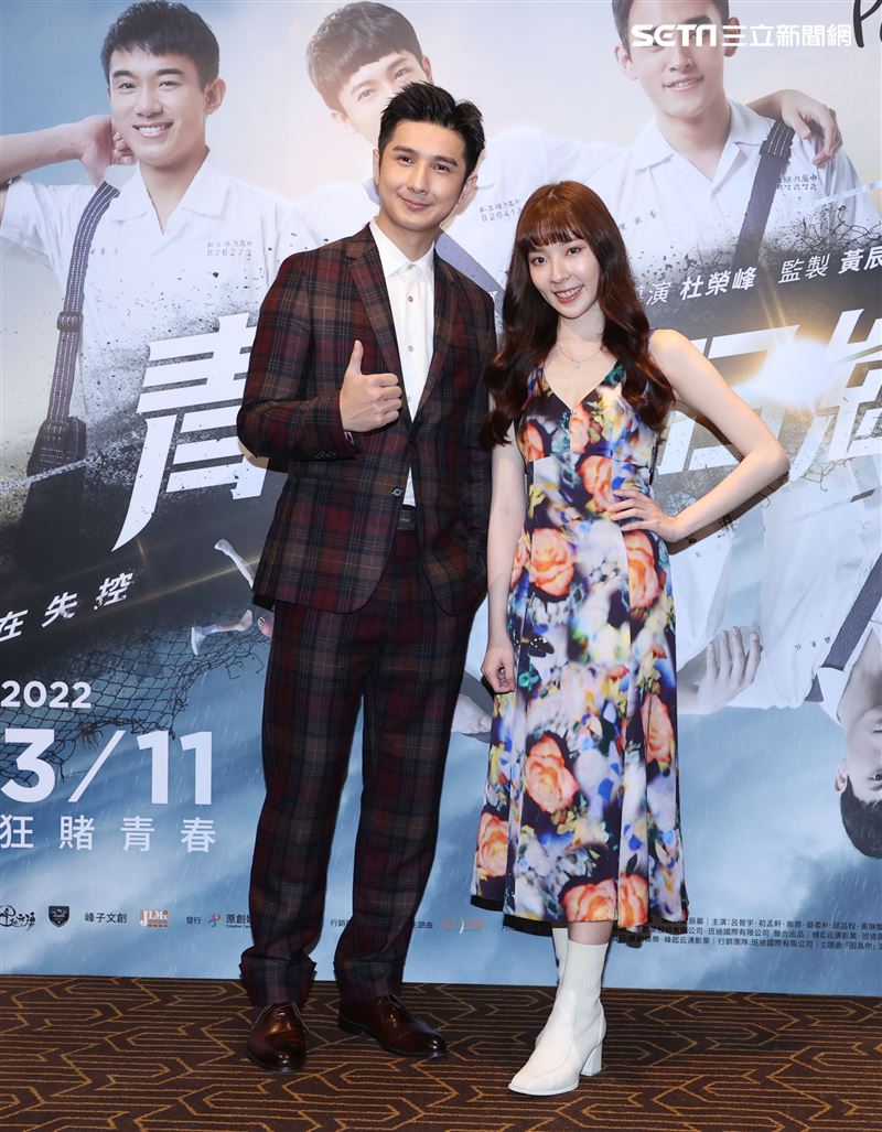 邱品程、 黃琳媛出席電影「青春換日線」首映。（記者邱榮吉/攝影）