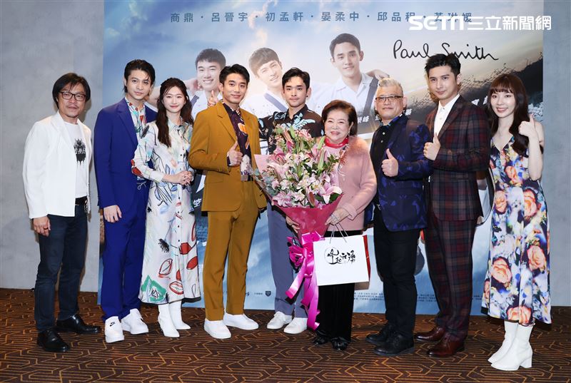 呂孟宇、初孟軒、商鼎、晏柔中、邱品程、 黃琳媛出席電影「青春換日線」首映，金馬影后陳淑芳站台。（記者邱榮吉/攝影）