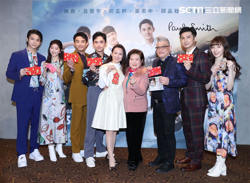 呂孟宇、初孟軒、商鼎、晏柔中、邱品程、 黃琳媛出席電影「青春換日線」首映，金馬影后陳淑芳站台。（記者邱榮吉/攝影）