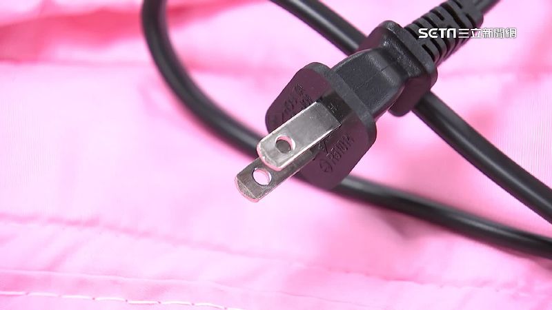 消保官表示,插頭刃片若沒有洞,容易鬆脫造成危險
