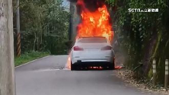 新竹五峰山路火燒車　警官路過幫救火