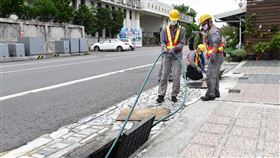 花蓮市展開清溝作業。（圖／翻攝畫面）