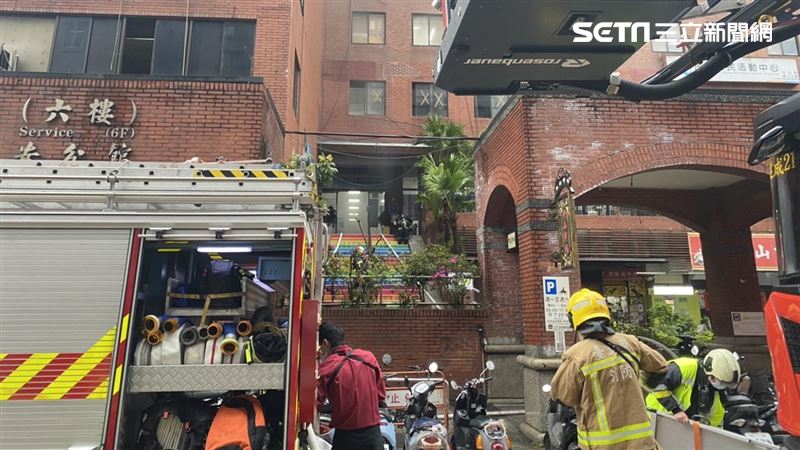 冷氣室外機竄火　中山市場疏散70人