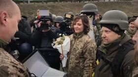 ▲新娘萊西亞、新郎瓦拉基米爾在同袍的歌聲、掌聲和祝福聲中結婚了。（圖／翻攝自Vitali Klitschko IG）