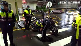 新北市李姓老翁穿越環堤大道時，遭胡姓機車騎士追撞慘亡。（圖／翻攝畫面）