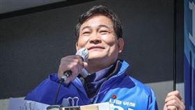 南韓大選倒數！執政黨黨魁街頭拉票　遭老人鐵鎚砸頭慘濺血（圖／翻攝自송영길臉書）