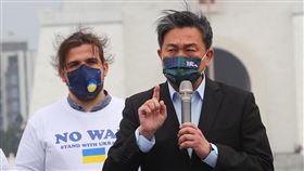 王定宇出席聲援烏克蘭活動俄烏戰爭持續，在台烏克蘭人6日在自由廣場號召各國民眾聲援烏克蘭，民進黨立委王定宇（右）到場支持並致詞表示，烏克蘭證明捍衛家園的勇氣，是可以超越一切，烏克蘭人感動世界、團結歐盟；自由國度要盡力協助，台灣第一批已運送27噸人道物資幫助烏克蘭人。中央社記者王騰毅攝  111年3月6日