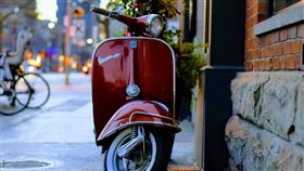 機車、騎車。（示意圖／翻攝自Pexsls）