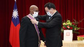 聖露西亞駐台大使將離任 吳釗燮代表總統授勳外交部長吳釗燮（右）7日代表總統蔡英文頒贈「大綬景星勳章」予即將離任的聖露西亞駐台大使羅倫（左），表彰羅倫駐台期間對深化台露兩國邦誼的努力與卓越貢獻。（外交部提供）中央社記者黃雅詩傳真  111年3月7日