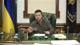 ▲烏克蘭總統澤倫斯基自拍總統府內辦公室，強調自己沒在躲，也沒在怕任何人。（圖／翻攝自澤倫斯基IG）